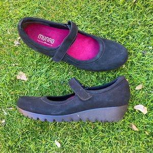 Munro 7.5 black comfort shoes wedge Mary Janes
